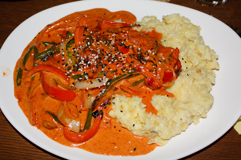 verdure saltate in crema di peperone rosso arrostito e patate schiacciate - Maitrea 
