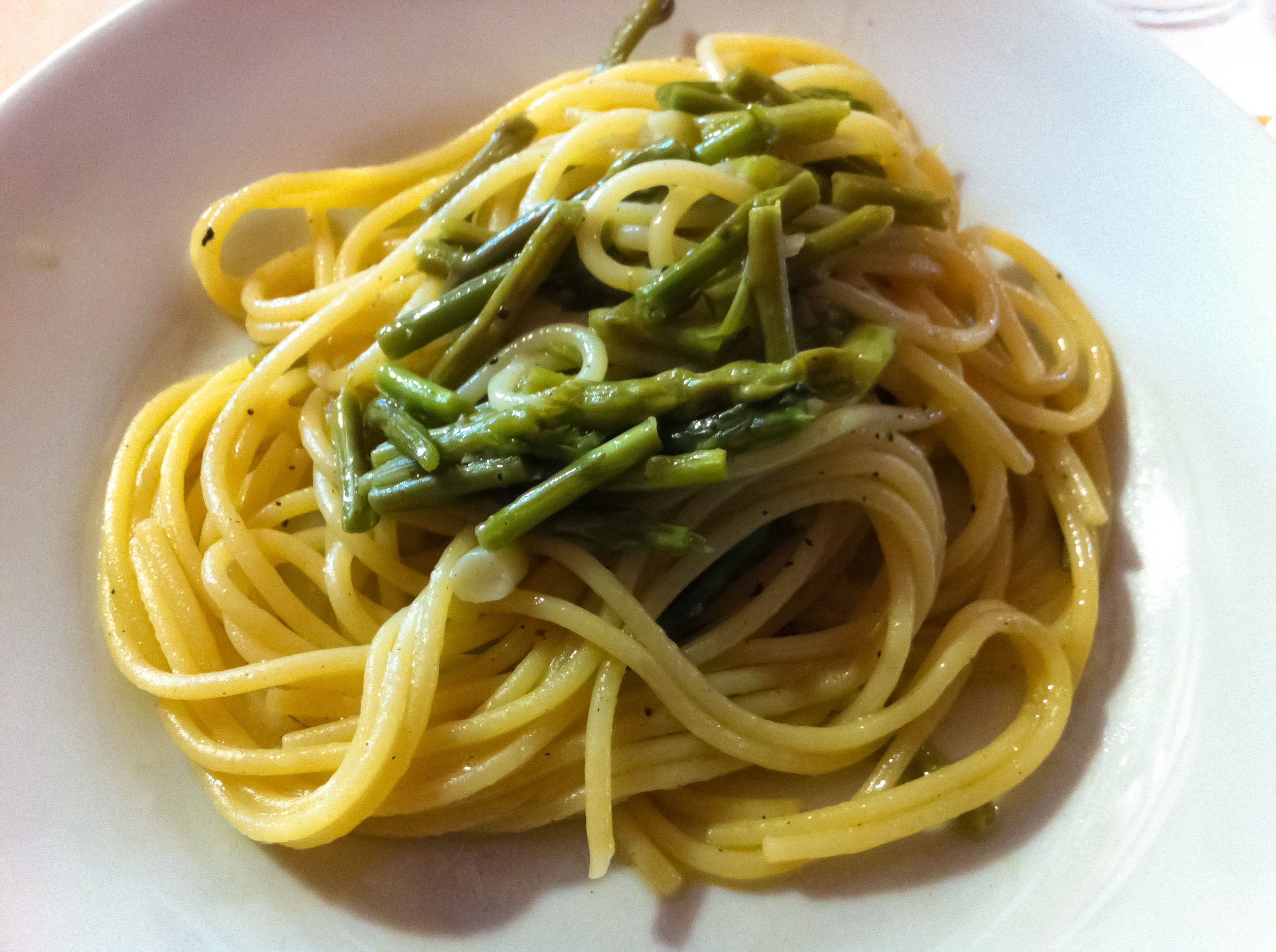 spaghetti con asparagi e pancetta