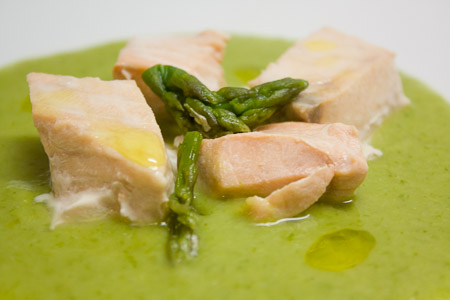 salmone, porri e asparagi