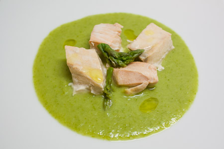 salmone, porri e asparagi