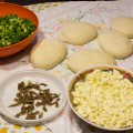 Gli ingredienti: scarola, acciughe, mozzarella e impasto lievitato